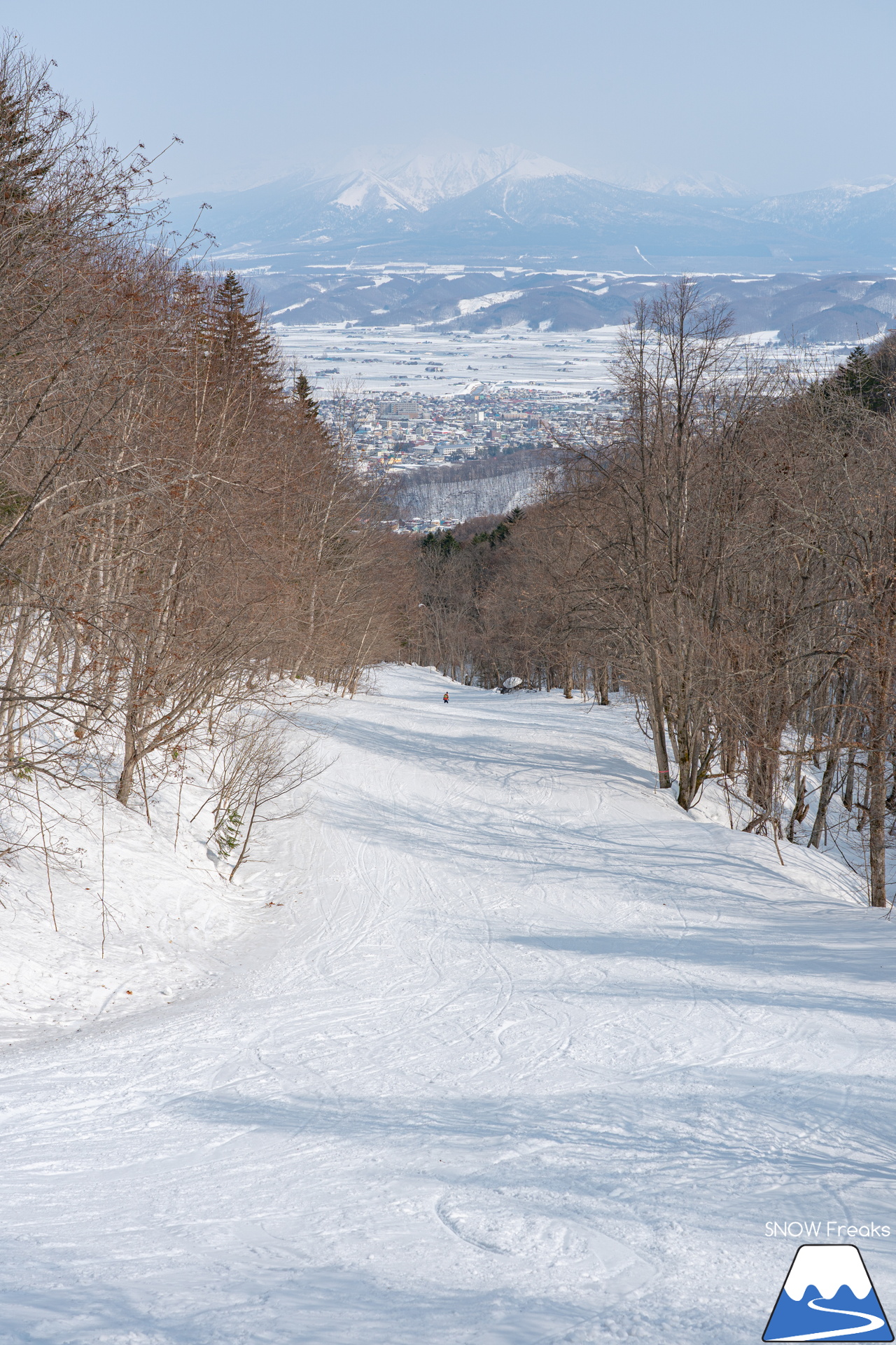 富良野スキー場｜2022-2023シーズンの『北の峰ゾーン』の営業は、3月21日（火・祝）まで。心ゆくまでロング滑走を楽しみましょう♪